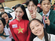 Bé gái “đọ sắc” 2 Hoa hậu Việt ở Lễ diễu binh, diễu hành 2/9: Cực giỏi, từng chung sân khấu MC Lại Văn Sâm, Hoài Anh