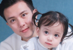 Bé gái mắt to, da trắng xinh như thiên thần, bố đứa trẻ lộ mặt khiến ai nấy tấm tắc: Mẹ bé thật may mắn!