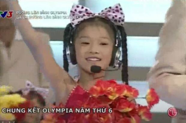 Bé gái nổi bật ở sân khấu 19 năm trước, giờ trưởng thành diện mạo khác hẳn, xây biệt thự 6 tỷ báo hiếu mẹ