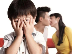 “Bố và mẹ chơi game lúc nửa đêm à?”, câu trả lời của người mẹ quá hoàn hảo khiến chuyên gia giáo dục cũng phải khen
