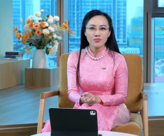 BTV Hoài Anh nghẹn ngào khi nhắc về bản tin “Thời sự 19h”, nhớ sự cố rớt bông tai trên sóng trực tiếp
