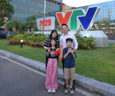 BTV VTV có bố là Giáo sư Toán học khoe gia đình đủ “nếp tẻ”, 2 con gương mặt xán lạn hưởng gen bố mẹ