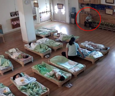 Camera ghi lại cảnh các bạn ngủ trưa nhưng con được cô giáo bế ra một góc để ngồi, hành động tiếp theo khiến mẹ nghẹn ngào