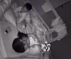 Camera ghi lại cảnh cặp vợ chồng thể hiện tình cảm lúc nửa đêm, phản ứng của con trai khi tỉnh giấc ai cũng cười xỉu