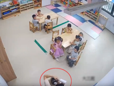 Camera giám sát ghi lại cảnh tượng cô giáo mầm non đưa con vào góc kín, hành động tiếp theo khiến mẹ nghẹn ngào