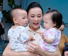 Cảnh nhập học mẫu giáo của cặp song sinh đình đám nhà Phương Oanh - Shark Bình: Đi hoành tráng, về mắt sưng