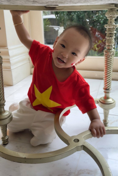 Cặp sinh đôi nhà Phương Oanh Shark Bình xuống đường đón Lễ 2/9, diện mạo được nhận xét 1 bé giống bố, 1 bé hệt mẹ