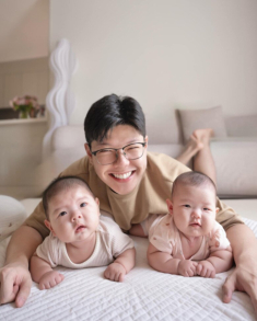 Cặp song sinh nhà “Gia đình truyền hình” như “sao y bản chính” với ba, mới vài tháng tuổi phụ huynh đã muốn cho vào nghề