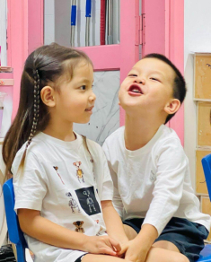 Cặp song sinh nhà Hồ Ngọc Hà không còn nhỏ nhất trường, “út ú” Leon ngày nào khóc nhè khi đi học giờ đã khác