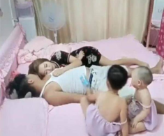 Cặp vợ chồng ôm nhau ngủ trước mặt con, phản ứng sau đó của hai chị em sơ sinh không ai ngờ đến