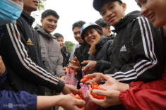 ‘Chợ ném cà chua cầu may’ được đề nghị di sản