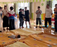 Chồng đến trường đón con mãi không thấy về, vợ xót ruột gọi cho cô giáo thì ngã ngửa được xem lại camera