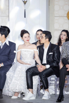 Chồng thiếu gia của Midu giữ vợ “kè kè”, đi show toàn mỹ nhân nhưng chẳng buồn để mắt tới ai