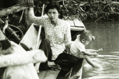 “Cô bán cháo vịt” đẹp nhất màn ảnh Việt phải bỏ xứ khi chồng đạo diễn qua đời, giờ sống an nhiên bên trời Tây