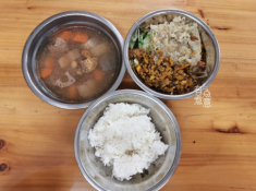 Cô giáo khoe ảnh bữa trưa 50 nghìn đồng ở trường mẫu giáo, phụ huynh chê quá tệ, đòi cho nghỉ học