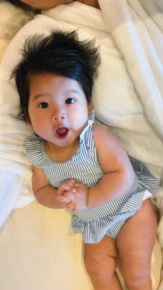 Con gái Á hậu Hoàng My vừa ra đời đã đi du lịch sang chảnh, mặc áo tắm khoe “khúc giò” yêu hết chỗ chê