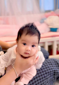 Con gái Kha Ly giống mẹ “như đúc”, được khen sáng dạ vì có 2 xoáy tóc