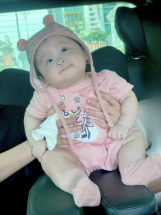 Con gái lai Hàn của Sam biểu cảm như nhân vật hoạt hình, bé tí đã điệu đà học mẹ cách tạo dáng