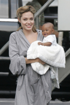 Con gái nuôi duy nhất của Angelina Jolie: Cô bé gốc Phi gầy gò “đổi đời” học trường danh giá, có dòng trang sức riêng