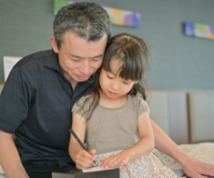 Con rể nhà hàng xóm cho con học trường quốc tế đắt đỏ, mẹ vợ khen nức nở, tôi im lặng làm một chuyện khiến bà vội xin lỗi