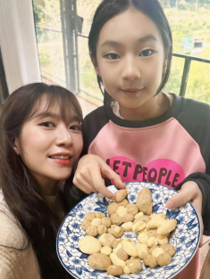 Con sao Việt trổ tài làm bánh: Quý tử nhà Lê Phương làm bánh Trung thu, con trai Tăng Thanh Hà cực chuyên nghiệp