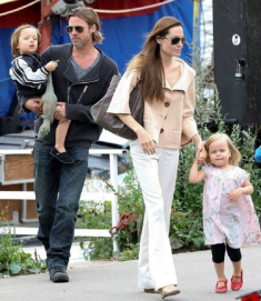 Con trai ruột duy nhất của Angelina Jolie và Brad Pitt: Ngoại hình “y đúc” bố, từng ra công viên bán đồ ăn cho thú cưng