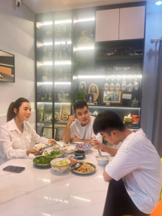 Con trai Ưng Hoàng Phúc có bạn gái ở tuổi 15, hiện cao trên 1m8, mỗi năm học phí tiêu tốn cả tỷ đồng