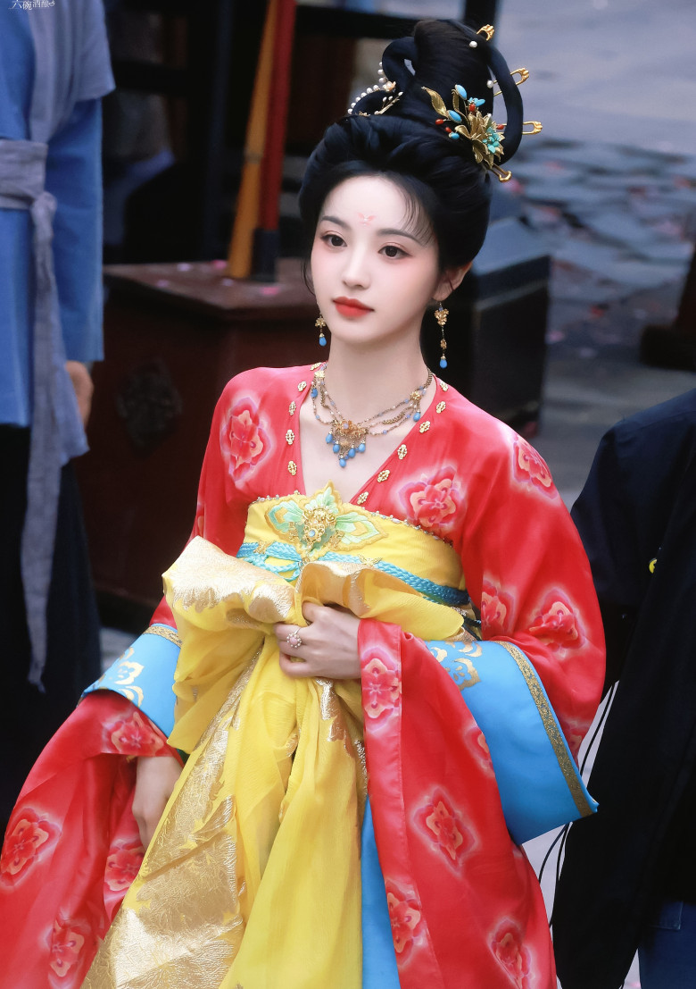 Công chúa đẹp nhất showbiz chỉ nhờ 3 thói quen nhỏ để có tóc dày tới mức đóng cổ trang không cần dùng tóc giả