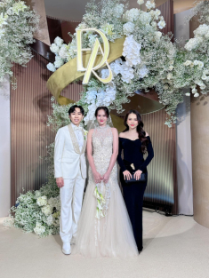 Đám cưới Anh Đức - Quỳnh Anh: Cô dâu diện váy cưới kết 1000 viên pha lê, người “rao bán” chú rể rơi nước mắt