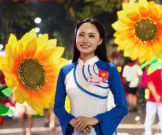 Dàn BTV VTV tham gia diễu hành A80: Người từng “không được lên dẫn vì quá xấu”, người thi đỗ 2 trường đại học