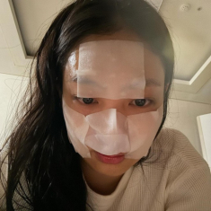 Đắp lotion mask và massage bằng đá lạnh, công thức giữ làn da tươi trẻ mỗi ngày của Jennie