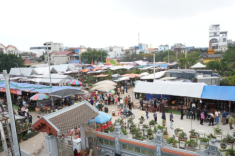 Đầu năm đi chợ nổi tiếng nhất Nam Định, dòng người khắp nơi đổ về, khách mua hàng không được mặc cả vì một lý do