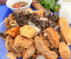 Đỉnh cao bún đậu mắm tôm Hà Nội: Quán duy nhất ăn kèm tóp mỡ béo ngậy, cộng thêm view Hồ Tây cực xịn