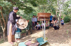 Độc đáo lễ cúng trước cửa rừng ở Quảng Bình, người dự phải ‘tẩy trần’ sạch sẽ