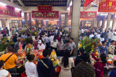 Du khách chen chân viếng Bà Chúa Xứ Núi Sam