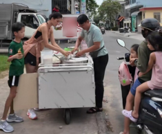 “Gà cưng” Vũ Khắc Tiệp đưa con đi bán tào phớ lề đường khách mua tới tấp, từng được chồng Việt kiều tặng nhà 10 tỷ