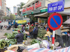 Giữa lòng Thủ đô có khu chợ lâu năm cực sầm uất dịp Tết, chỉ bán duy nhất một món hàng khách vẫn nườm nượp