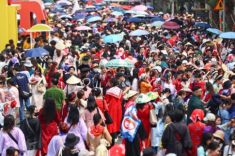 Hàng nghìn fan mặc áo dài, đổ về concert ‘Anh trai vượt ngàn chông gai’