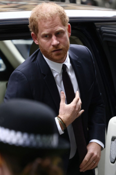 Harry nhận thêm 250 tỷ đồng tiền thừa kế nhưng Meghan vẫn bị Hoàng gia Anh “loại bỏ”