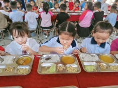 Hình ảnh suất ăn bán trú 15.000 đồng của học sinh miền núi Hà Tĩnh gây ‘bão’ mạng