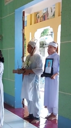 Hoa hậu Ngọc Châu mắt sưng tấy đỏ hoe vì khóc nhiều, ôm chặt di ảnh của mẹ trong lễ an táng