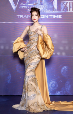 Hoa hậu Quế Anh khoe dáng thắt đáy lưng ong, Bùi Quỳnh Hoa cùng dàn mỹ nhân đọ sắc trên thảm đỏ