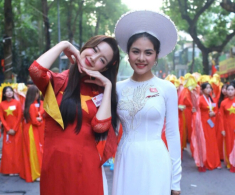Hội mẹ bỉm tham gia diễu hành A80: Vân Trang đưa theo con gái từ miền Nam ra Bắc, Thu Quỳnh được dẫn đầu khối