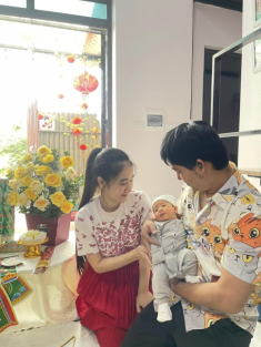 Hôn nhân của nam diễn viên “cả đời đóng công an”: Vợ kém 11 tuổi vừa sinh con thứ 3, được khen tinh tế vì cách nhắc chồng