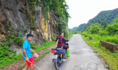 Khách Tây đạp xe xuyên Việt, xúc động vì được gia đình ở Thanh Hóa mời bữa ăn no