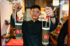 Khách xếp hàng mua cà phê ống tre trang trí lá cờ