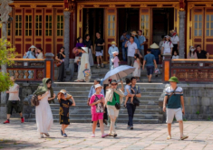 Khách xót xa khi ngai vàng triều Nguyễn bị phá hoại