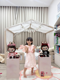Không hổ danh là tiểu thư tập đoàn nhựa, con gái Đông Nhi 4 tuổi đã có bộ sưu tập “đồ nhựa” nhiều người mơ ước