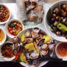 Khu chợ bé xíu lọt thỏm giữa lòng Hà Nội nhưng là “thiên đường ăn vặt”, nổi đình đám giới học sinh - sinh viên