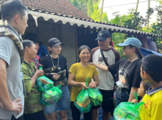 Kiều Anh “Phía Trước Là Bầu Trời” đến vùng lũ hỗ trợ, danh tính người đàn ông đi cùng cô gây chú ý